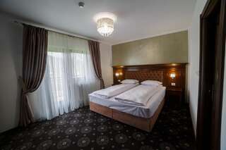 Отель Grădina Mariajelor Hotel Кымпулунг-Молдовенеск Номер с кроватью размера «king-size» и видом на горы-1