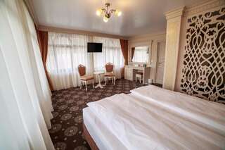 Отель Grădina Mariajelor Hotel Кымпулунг-Молдовенеск Улучшенный двухместный номер с 1 кроватью или 2 отдельными кроватями, вид на горы-3