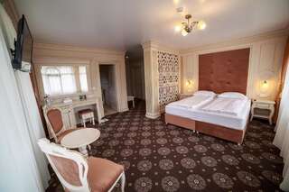 Отель Grădina Mariajelor Hotel Кымпулунг-Молдовенеск Улучшенный двухместный номер с 1 кроватью или 2 отдельными кроватями, вид на горы-4