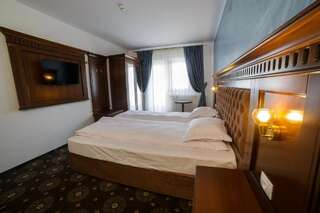 Отель Grădina Mariajelor Hotel Кымпулунг-Молдовенеск Двухместный номер Делюкс с 1 кроватью или 2 отдельными кроватями и балконом-3
