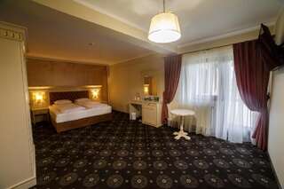 Отель Grădina Mariajelor Hotel Кымпулунг-Молдовенеск Номер с кроватью размера "king-size" и гидромассажной ванной-5